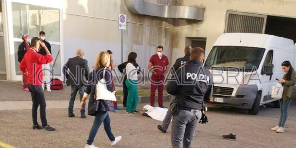 images Dramma a Catanzaro, uomo si butta da una scala esterna del Policlinico
