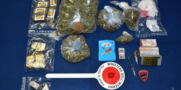 images Reggio, spaccio di droga e armi in casa: in manette un diciannovenne 