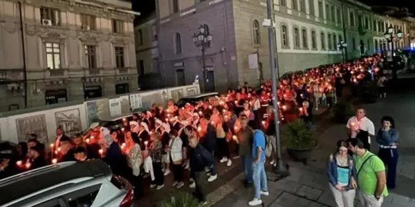 images Una città in silenzio illumina la notte: 24 anni dopo, la fiaccolata per le vittime del Camping “Le Giare”