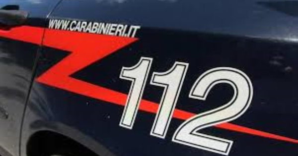 images Rende. Esplode una bomba sotto un'auto: indagano i carabinieri 