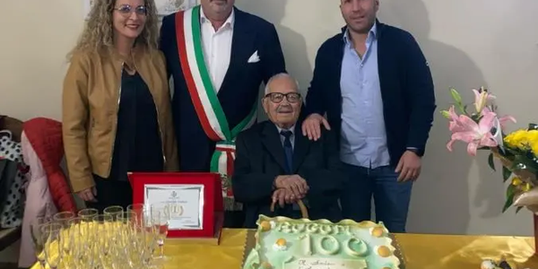 images Maida, nonno Giuseppe compie 100 anni ed è grande festa  