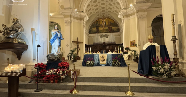 Festa dell'Immacolata a Lamezia: l'omaggio floreale alla statua della Madonnina in piazza Ardito images Festa dell'Immacolata a Lamezia: l'omaggio floreale alla statua della Madonnina in piazza Ardito