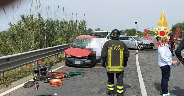 Incidente sulla 106 a Corigliano-Rossano, ferita anche una bambina trasportata in elicottero a Crotone images Incidente sulla 106 a Corigliano-Rossano, ferita anche una bambina trasportata in elicottero a Crotone