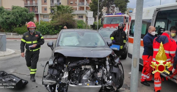 images Scontro tra due auto a Crotone, i vigili del fuoco evitano le fiamme