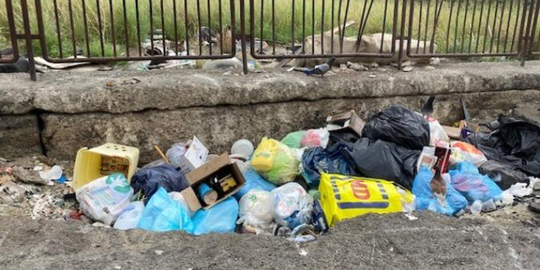 images Stefano Veraldi: "Catanzaro è anche il quartiere Aranceto sommerso dai rifiuti" (FOTO)