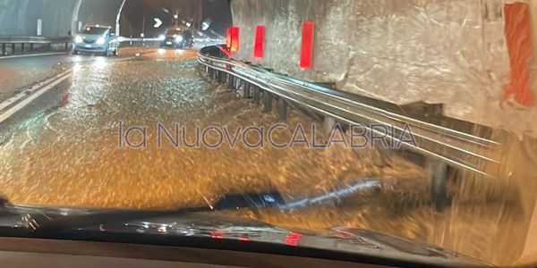 Maltempo, salta l'asfalto nei pressi della galleria di Copanello: automobilisti in un fiume di acqua e fango images Maltempo, salta l'asfalto nei pressi della galleria di Copanello: automobilisti in un fiume di acqua e fango