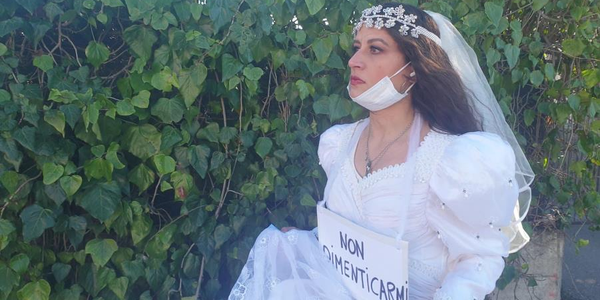 images Crotone. Scende in strada vestita da sposa per ricordare l'importanza dell'arte: "Mi manca il teatro"