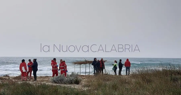 images Strage migranti, trovata un'altra vittima del naufragio: ora sono 64