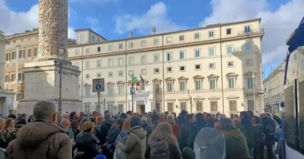 Bolkestein, il governo chiede tempo all'Ue: la protesta dei balneari (anche calabresi) a Roma images Bolkestein, il governo chiede tempo all'Ue: la protesta dei balneari (anche calabresi) a Roma