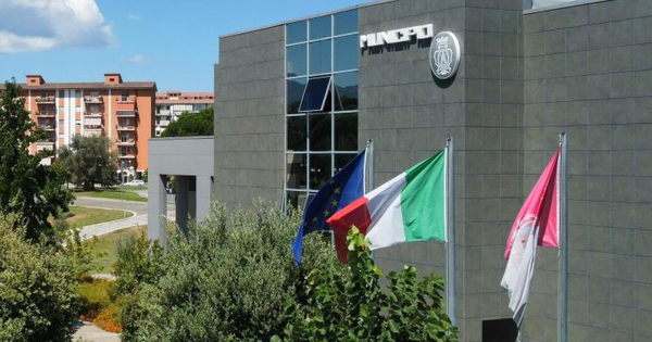 images Rende, il municipio si illumina di bianco per sensibilizzare sul cancro al polmone