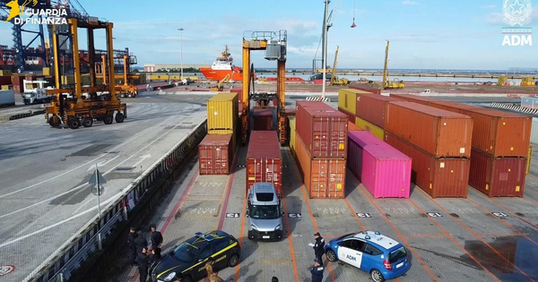 Contrasto al traffico illecito di fuochi pirotecnici, sequestri al Porto di Gioia Tauro images Contrasto al traffico illecito di fuochi pirotecnici, sequestri al Porto di Gioia Tauro