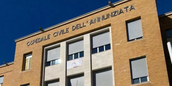 images Uomo con ferite da taglio trasportato all'ospedale di Cosenza: indagini in corso 