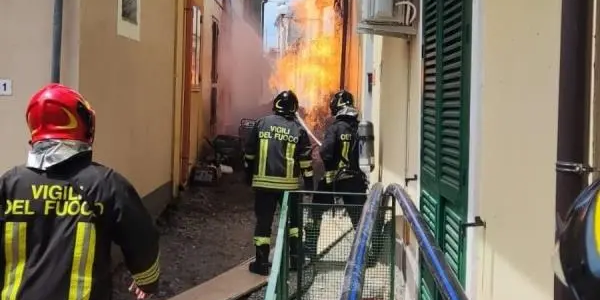 images Settingiano, paura per una fuga di gas: le fiamme danneggiano le strutture esterne delle abitazioni