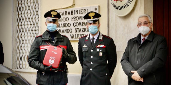 images La delegazione vibonese della Fondazione Umberto Veronesi consegna un defibrillatore ai Carabinieri 