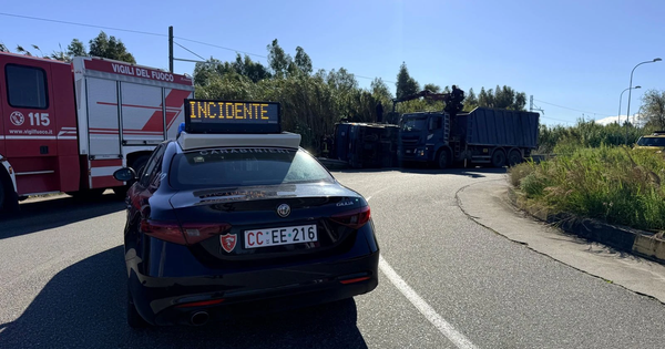 Camion ribaltato sulla 106, ripristinato anche il traffico ferroviario images Camion ribaltato sulla 106, ripristinato anche il traffico ferroviario