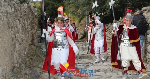 images Badolato, c’è pure l’androgino nella “Via Crucis”