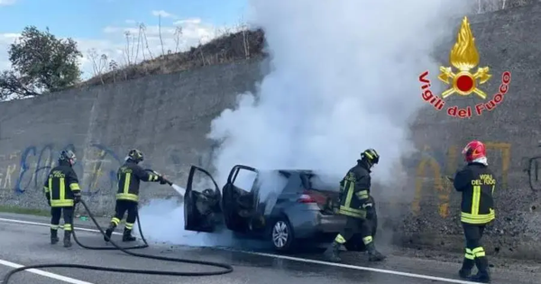 images Auto in fiamme lungo la Statale 106 nel Crotonese, illeso il conducente 
