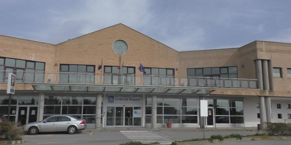 images Aeroporto di Crotone. Le associazioni scendono in campo per difendere i voli  