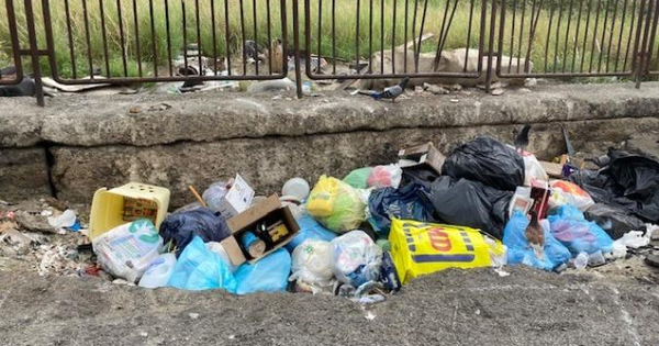 Stefano Veraldi: "Catanzaro è anche il quartiere Aranceto sommerso dai rifiuti" (FOTO) images Stefano Veraldi: "Catanzaro è anche il quartiere Aranceto sommerso dai rifiuti" (FOTO)