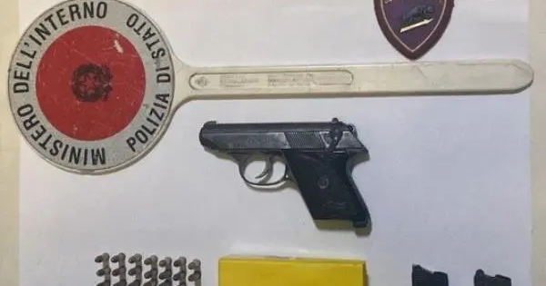 images Controlli in centro a Crotone: trovata una pistola in una fioriera e denunciato per droga un 44enne