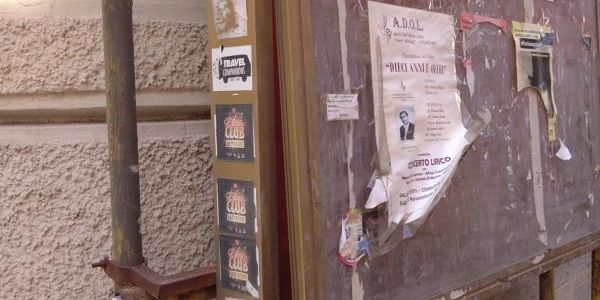 images Bacheca pericolosa su corso Mazzini, commerciante si sfoga: "Stufo di ripararla al posto del Comune"