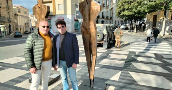 Catanzaro, l'omaggio ai Bronzi di Riace nelle nuove statue installate in piazza Matteotti images Catanzaro, l'omaggio ai Bronzi di Riace nelle nuove statue installate in piazza Matteotti
