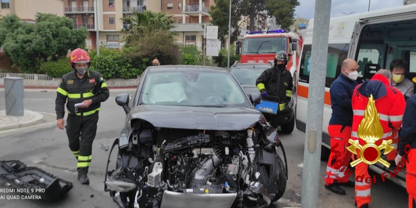 images Scontro tra due auto a Crotone, i vigili del fuoco evitano le fiamme