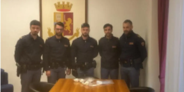 images Crotone, blitz antidroga della Polizia: sequestrato oltre mezzo chilo di cocaina 