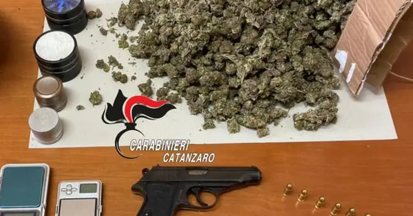 images Deteneva droga e un’arma clandestina, giovane arrestato a Maida 
