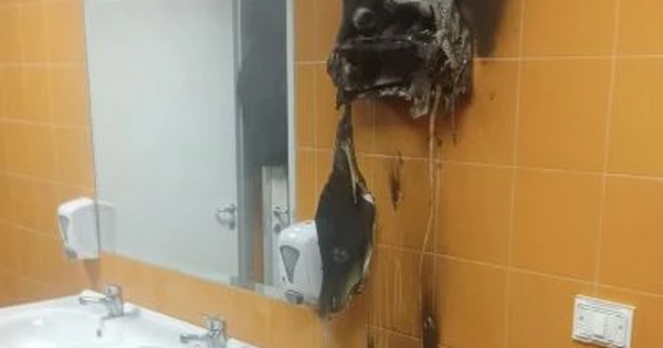 Catanzaro, paura in ospedale per un incendio nei bagni: piromane bloccato dalla polizia images Catanzaro, paura in ospedale per un incendio nei bagni: piromane bloccato dalla polizia
