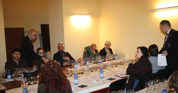 images Catanzaro, grande successo per CarpeWine in the City: vino protagonista di una serata tra arte, cultura e socialità