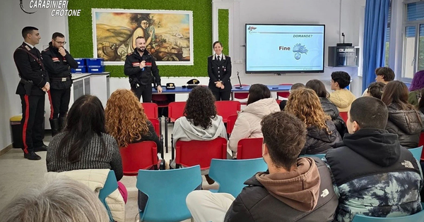 images Cirò, si rinnovano le giornate di legalità con i Carabinieri

