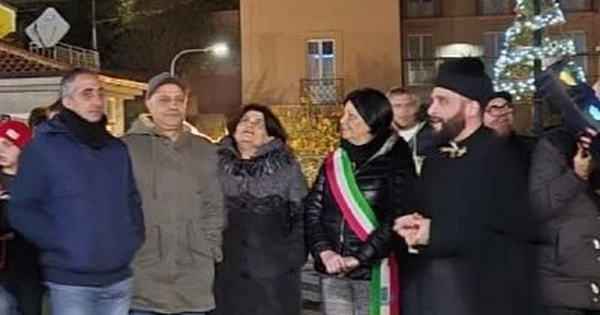 Gimigliano dà il via alle manifestazioni natalizie: accese le luminarie e l’Albero in piazza Aldo Moro images Gimigliano dà il via alle manifestazioni natalizie: accese le luminarie e l’Albero in piazza Aldo Moro