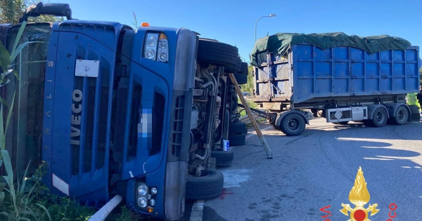 Camion si ribalta sulla Statale 106 a Simeri Crichi: ferito il conducente images Camion si ribalta sulla Statale 106 a Simeri Crichi: ferito il conducente