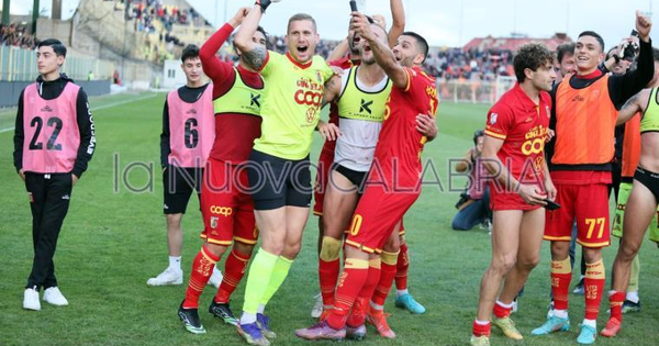 images Il corsivo giallorosso: il Catanzaro dà fastidio, i demoni tentano di placcarlo