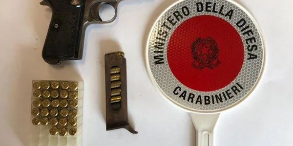 images Lamezia Terme. Sorpreso mentre si libera di una pistola: arrestato un 35enne