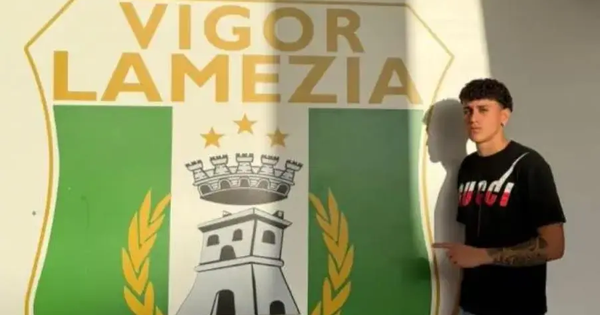 Calcio, il giovane catanzarese Christian Salerno firma per la Vigor Lamezia 1919 images Calcio, il giovane catanzarese Christian Salerno firma per la Vigor Lamezia 1919