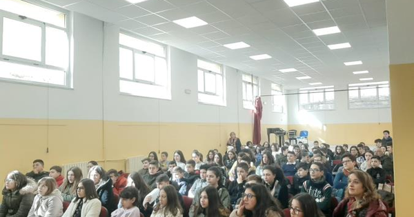 Martin Hutchinson e Starsky hanno incontrato oggi gli studenti della Scuola media "G. Bianco" di Sersale images Martin Hutchinson e Starsky hanno incontrato oggi gli studenti della Scuola media "G. Bianco" di Sersale