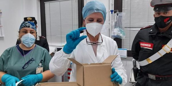 images Arrivati al Policlinico "Mater Domini" e al "Pugliese" i primi vaccini anticovid 