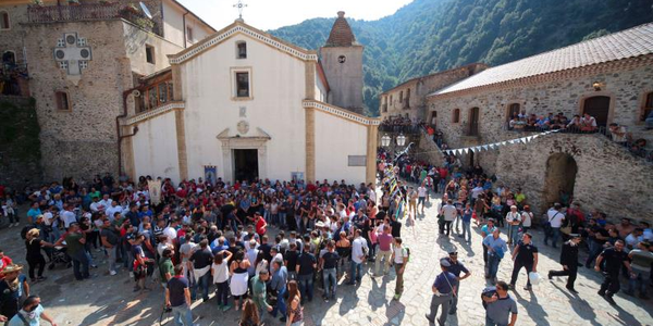 images Aspromonte in fiamme e Santuario di Polsi isolato: i fedeli tornano indietro 