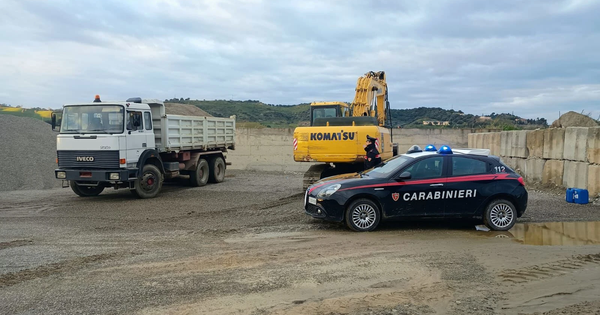 images Cirò Marina (KR), presunto prelievo illecito di ghiaia dal fiume Lipuda: denunciati due uomini