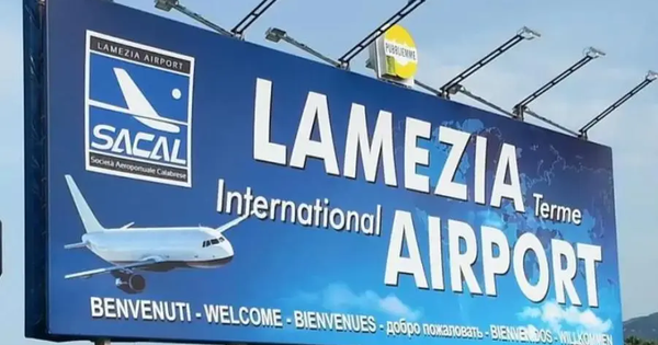 images Paura all'aeroporto di Lamezia per un passeggero in crisi epilettica: salvato da un poliziotto