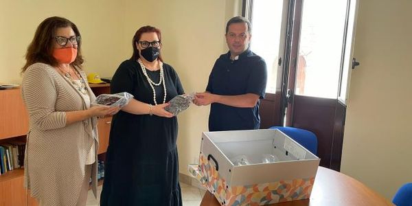 La Fidapa di Maida-Vena consegna 100 paia di montature di occhiali alla Caritas diocesana images La Fidapa di Maida-Vena consegna 100 paia di montature di occhiali alla Caritas diocesana