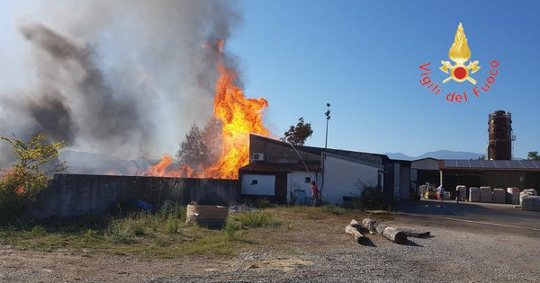 Cosenza. Fuoco al tetto e alla parete esterna di un'attività commerciale: interdetto l'accesso ai locali images Cosenza. Fuoco al tetto e alla parete esterna di un'attività commerciale: interdetto l'accesso ai locali