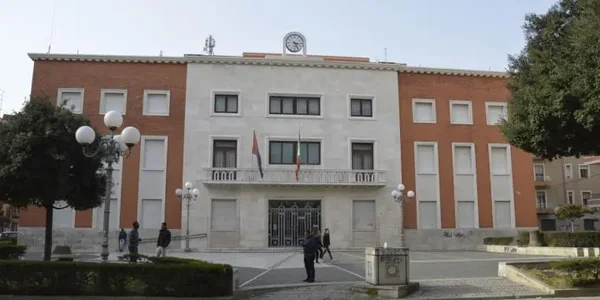 Dipendenti di Abramo Customer Care occupano sala consiliare di Crotone images Dipendenti di Abramo Customer Care occupano sala consiliare di Crotone