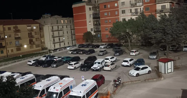 images Parcheggi ospedale Pugliese, Si Cobas: "Delimitare quelli del lato Geriatria con strisce"
