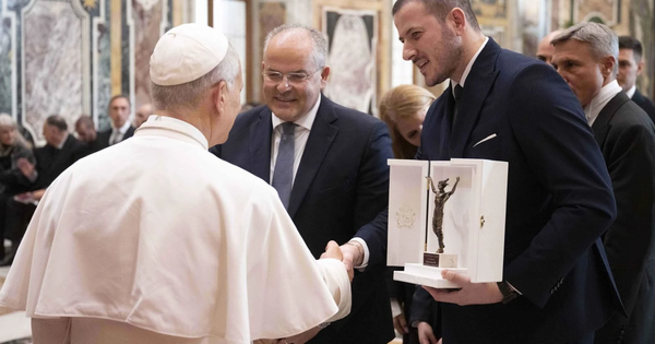 images Michele e Antonio Affidato da Papa Leone XIV: consegnata la scultura del Cristo Risorto ispirata alla Risurrezione del Fazzini 