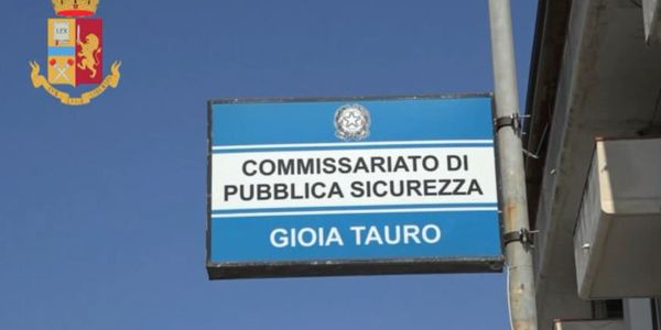 Ingente fuga di gas in un rione di Gioia Tauro, la polizia salva un ragazzo disabile images Ingente fuga di gas in un rione di Gioia Tauro, la polizia salva un ragazzo disabile