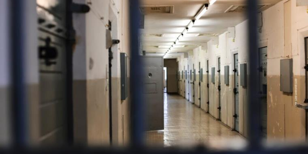 images Detenuto con problemi psichiatrici soqquadra la cella a Vibo e ingerisce vetri 