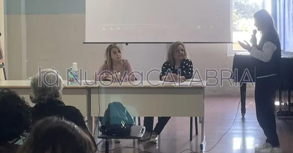 images Progetto Gutenberg, la giornalista Isa Grassano al Galluppi presenta "Come un fiore sul quaderno"